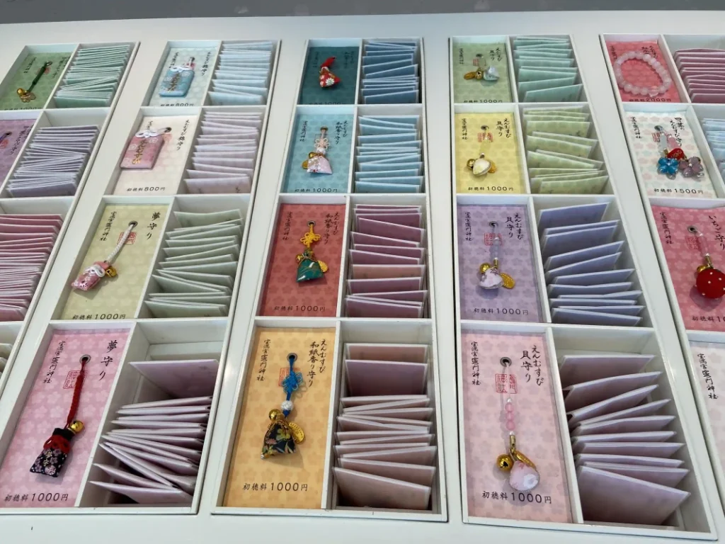 福岡竈門神社でかわいいお守りと縁結びを楽しもう 縁結び 竈門神社 恋守り 結びの糸