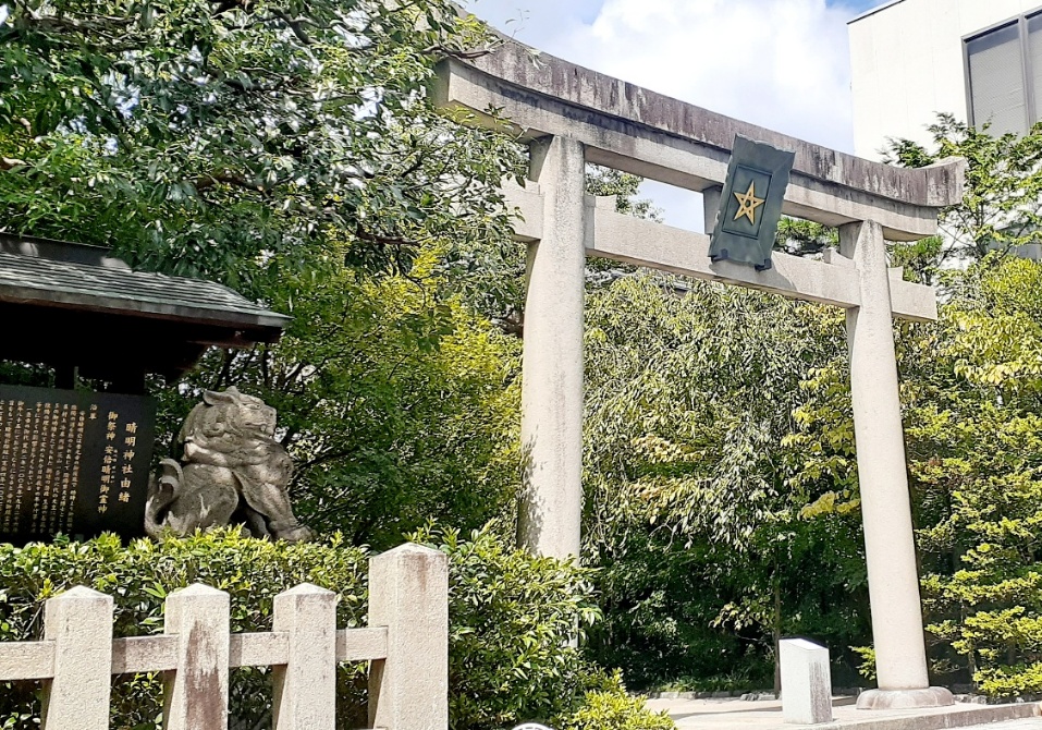 晴明神社の鳥居と狛犬