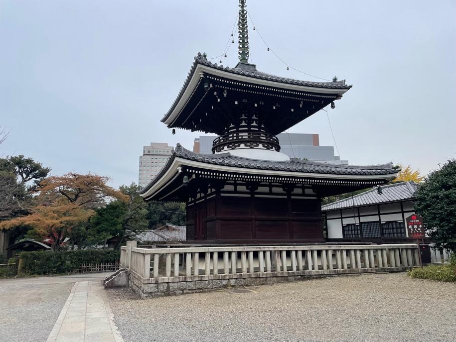 屋外, 建物, 時計, 座る が含まれている画像

自動的に生成された説明