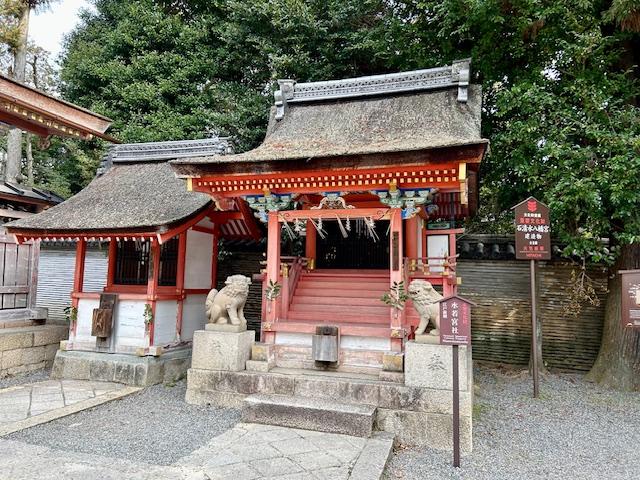 屋外, 建物, ベンチ, 歩道 が含まれている画像

自動的に生成された説明