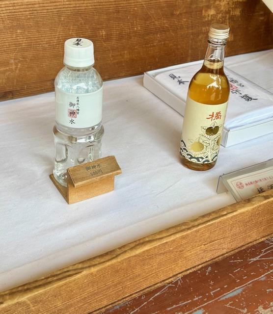 カウンターの上に置かれたビールの瓶

自動的に生成された説明